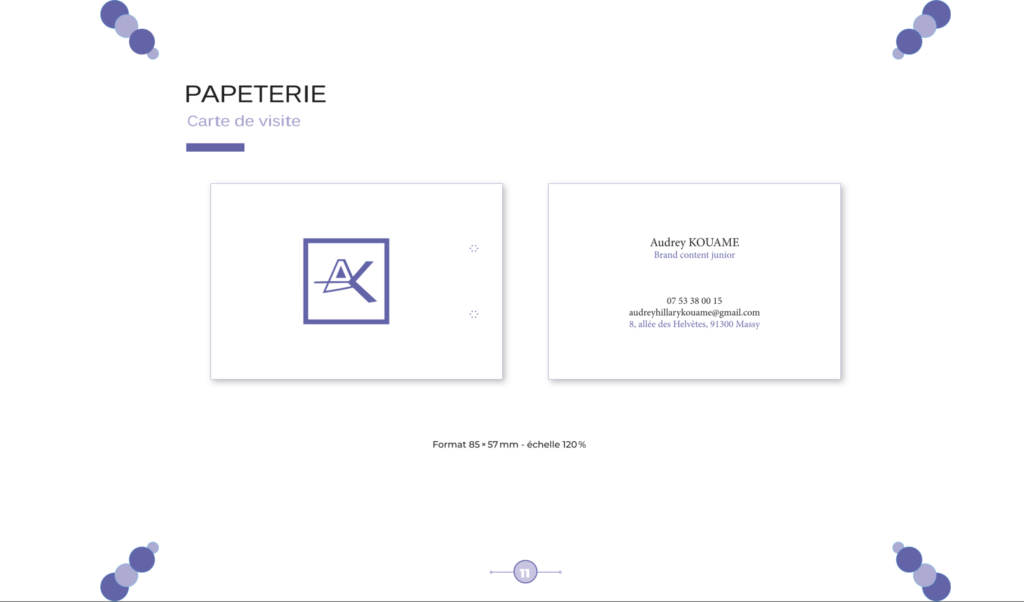 Capture d'écran Page Papeterie de la charte d'identité visuelle AK - déclinaison sur carte de visite au format 85×57mm. Recto : logo AK violet encadré sur fond blanc épuré. Verso : Audrey Kouame, Brand content junior, avec téléphone, email et adresse (8, allée des Helvètes, 91300 Massy) en typographie fine, nom et titre en violet. Design minimaliste et élégant, parfaitement en cohérence avec l'identité visuelle.