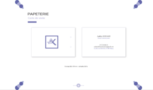 Capture d'écran Page Papeterie de la charte d'identité visuelle AK - déclinaison sur carte de visite au format 85×57mm. Recto : logo AK violet encadré sur fond blanc épuré. Verso : Audrey Kouame, Brand content junior, avec téléphone, email et adresse (8, allée des Helvètes, 91300 Massy) en typographie fine, nom et titre en violet. Design minimaliste et élégant, parfaitement en cohérence avec l'identité visuelle.
