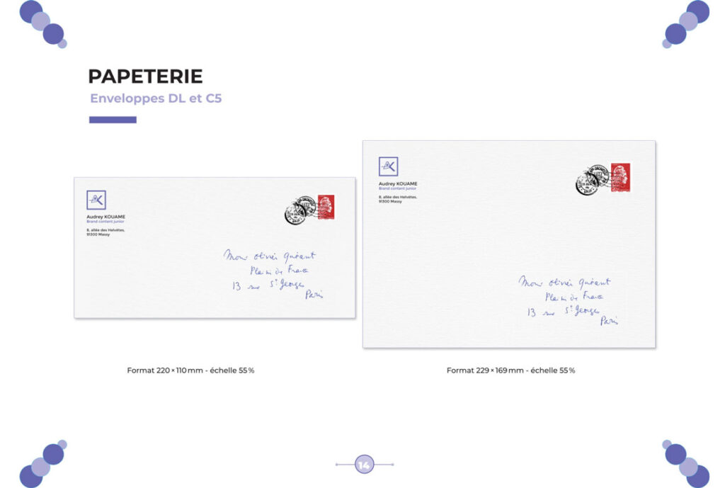 Capture d'écran Page Papeterie de la charte - déclinaison sur enveloppes DL et C5. Deux formats présentés : DL (220×110mm) et C5 (229×169mm), toutes deux avec le logo AK et les coordonnées d'Audrey Kouame en haut à gauche, un timbre rouge Marianne et une adresse manuscrite en italique élégante. Cohérence parfaite avec l'identité visuelle violet et blanc.
