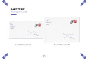 Capture d'écran Page Papeterie de la charte - déclinaison sur enveloppes DL et C5. Deux formats présentés : DL (220×110mm) et C5 (229×169mm), toutes deux avec le logo AK et les coordonnées d'Audrey Kouame en haut à gauche, un timbre rouge Marianne et une adresse manuscrite en italique élégante. Cohérence parfaite avec l'identité visuelle violet et blanc.