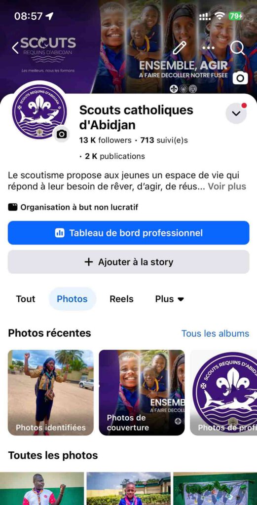 Capture d'écran Page Facebook Scouts Catholiques d'Abidjan (Scouts Requins d'Abidjan) - organisation à but non lucratif avec 13 000 abonnés et 2 000 publications. Photo de couverture avec des jeunes scouts souriants et le slogan "Ensemble, Agir à faire décoller notre fusée". Logo violet représentant un requin avec la fleur de lys scoute. Albums organisés en photos identifiées, couverture et profil. Belle communauté engagée autour du scoutisme catholique ivoirien.