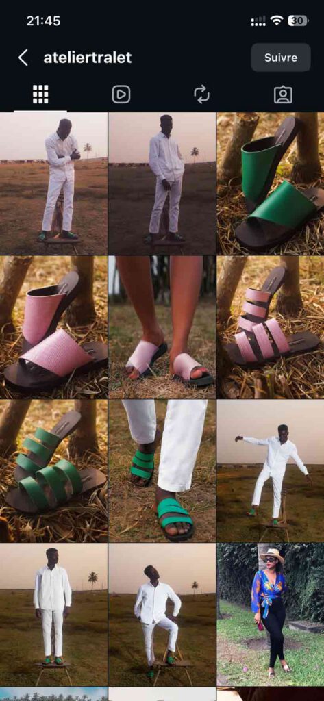 Capture d'écran Feed Instagram @ateliertralet - shooting éditorial élégant mettant en valeur les créations artisanales de la marque. Sandales et mules en cuir aux coloris audacieux : vert émeraude et rose poudré, photographiées en extérieur dans un cadre naturel africain (paille sèche, palmiers, lumière dorée). Un mannequin masculin en tenue blanche immaculée porte les sandales vertes, créant un contraste visuel fort. Direction artistique minimaliste et soignée qui reflète parfaitement le positionnement premium et artisanal de la marque.