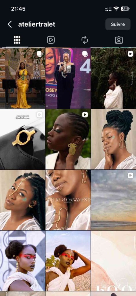 Capture d'écran Feed Instagram @ateliertralet - deuxième volet du feed mettant en valeur la collection bijoux et ornements. Shootings éditoriaux soignés : boucles d'oreilles dorées sculptурales, colliers et parures portés par des mannequins féminines aux coiffures afro élaborées. Mise en scène artistique avec maquillages audacieux (rouge vif, touches vertes). On aperçoit également une robe de soirée dorée portée sur scène et la collection SS23. Direction artistique forte, célébrant la beauté africaine contemporaine avec une esthétique premium et minimaliste.